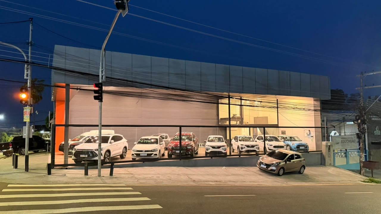 Fachada da D'Car Veículos à noite, na Rua Major Gabriel