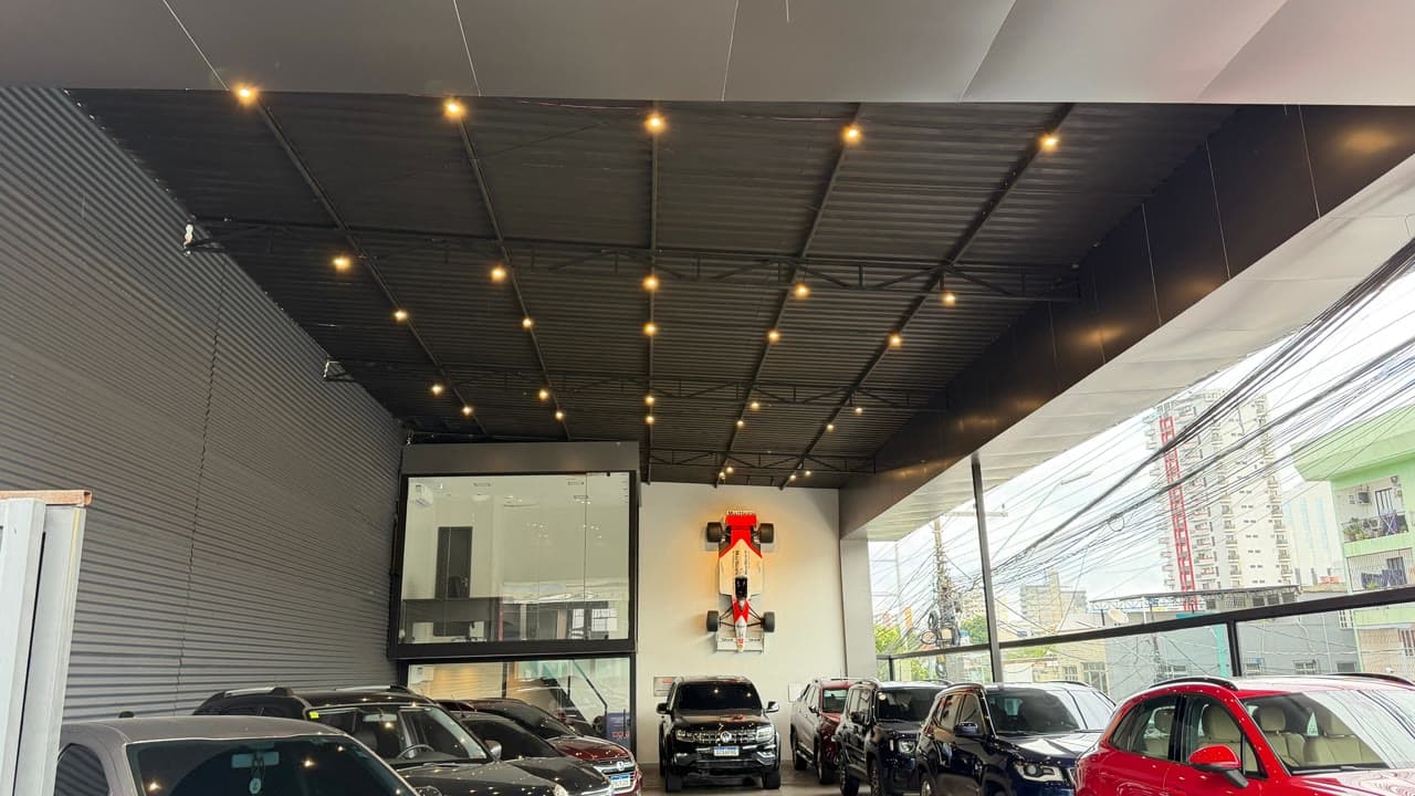 Showroom da D'Car Veículos com carros expostos